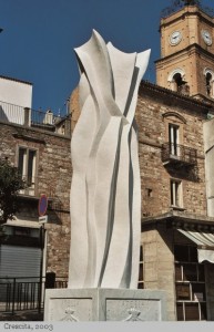 Crescita, 2003  Marmo bianco di Carrara, alt. cm. 450 Centro storico Atessa (CH)